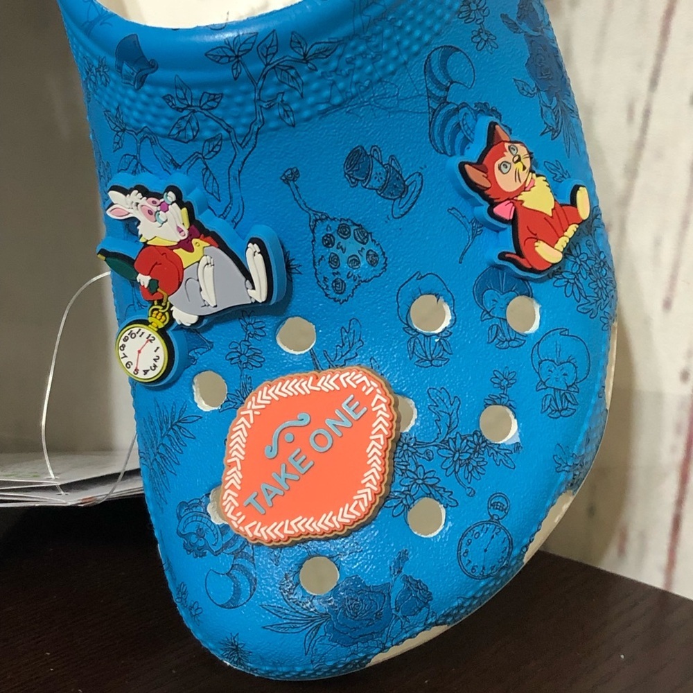 CROCS x Disney Alice in Wonderland limited edition classic Clog in size 7 - Picture 10 of 17